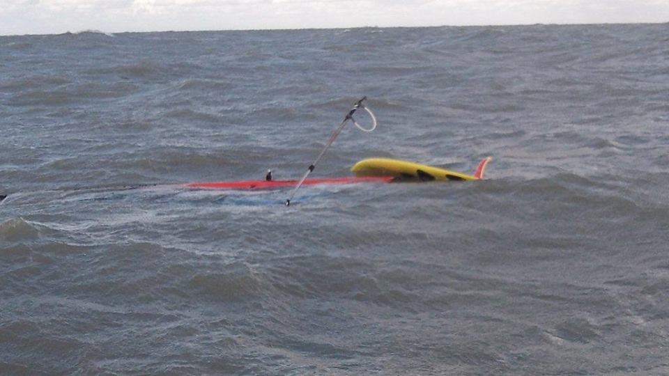 Surfer breekt mast bij harde wind