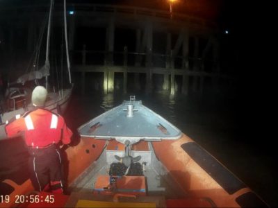 Zeilboot Josi uit Blankenberge met zware schade na vastlopen in havengeul