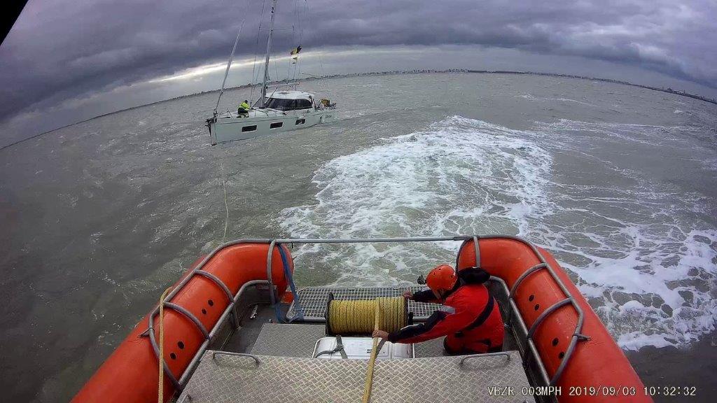 Zeilboot Mare Liberum met motorpech VBZR