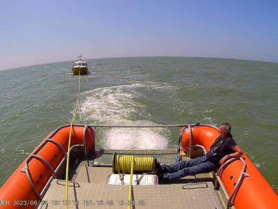 Visboot met ankertouw in schroef