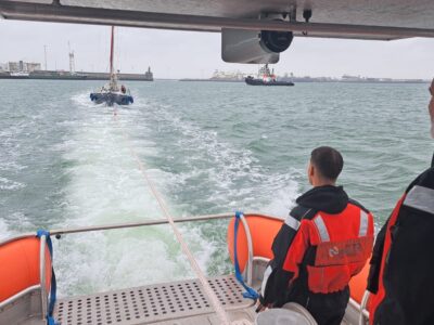 Zeilboot met motorpech