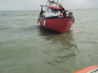 Garnalen visser moet vissen staken