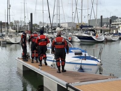 Zeilboot maakt water