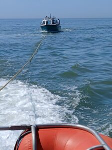 Lees meer over het artikel Visboot motorruimte vol met olie