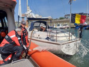 Lees meer over het artikel Zeilboot maakt water