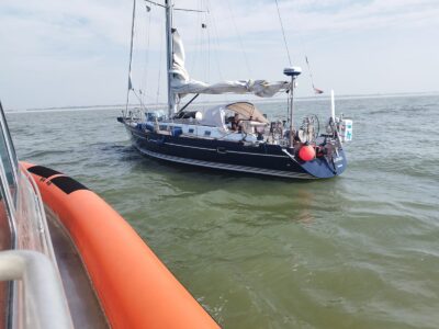 Nederlands zeiljacht met stuurproblemen