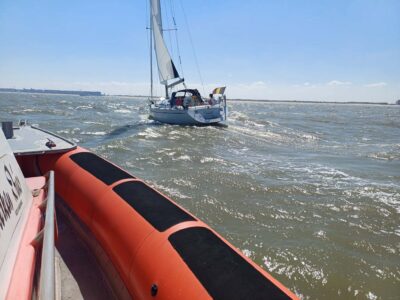Zeilboot met touw in schroef