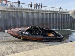 Lees meer over het artikel Motorboot in brand in havengeul