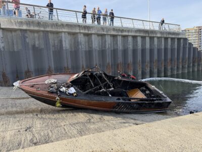 Motorboot in brand in havengeul